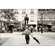 photo de paris doisneau,L'enfant au parapluie, photographie artistique noir et blanc 