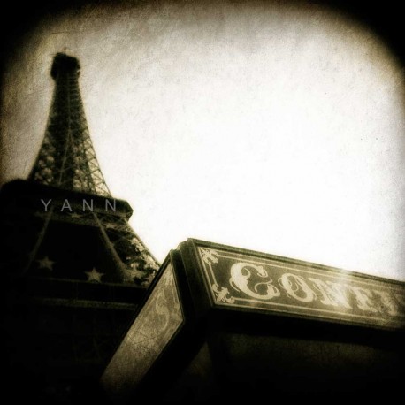 photo de la tour eiffel en noir et blanc,confiserie, photographie artistique noir et blanc